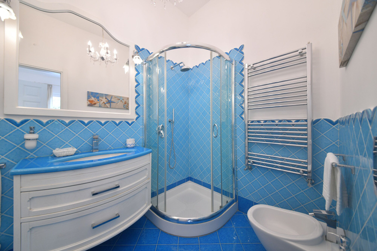 Bathroom 5, Queen Suite, Napoli