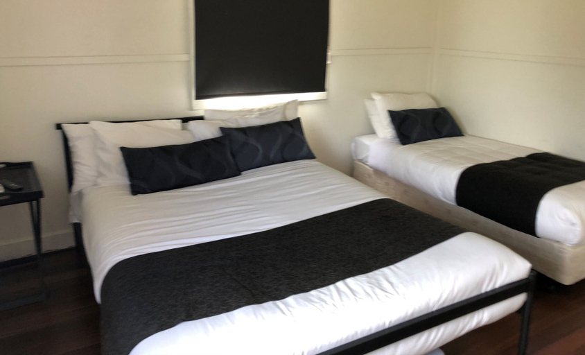 Bedroom 2, Gin Gin Budget Accommodation, Kolan