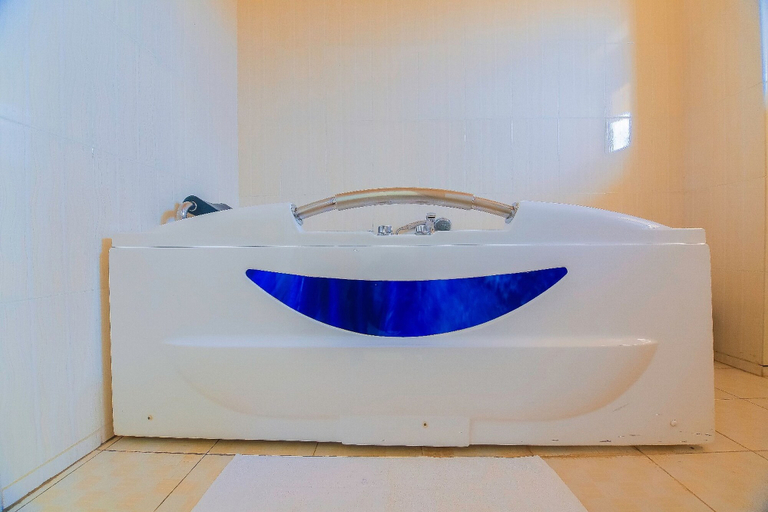 Bathroom 3, Palast Rock Hotel, Bugesera