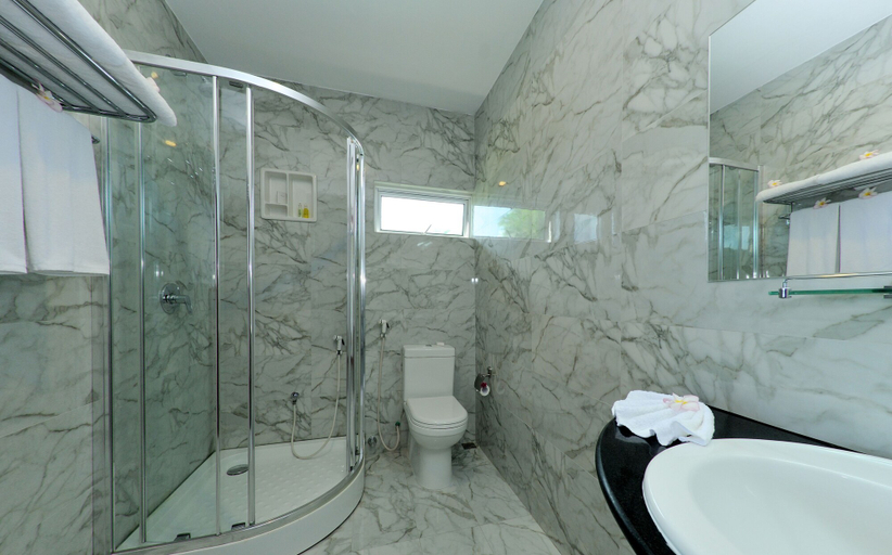 Bathroom 4, Antares Dhangethi