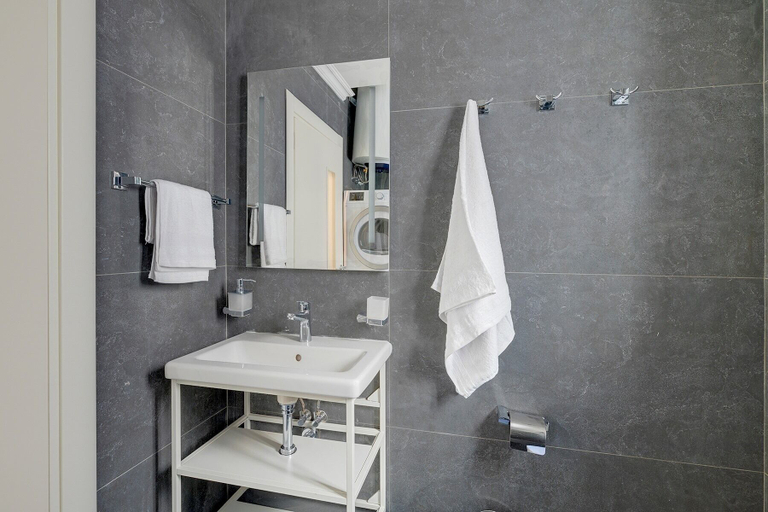 Bathroom 4, Art Deco Luxury Apartment, Central Location