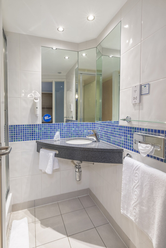 Bathroom 5, Holiday Inn Express KETTERING by IHG, Northamptonshire