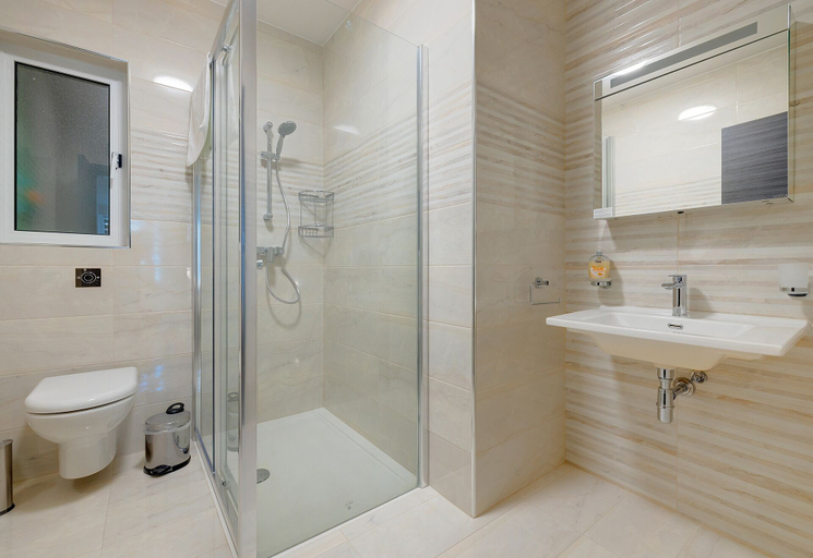 Bathroom 4, Chic 2BR Apartment, Ideal Location
