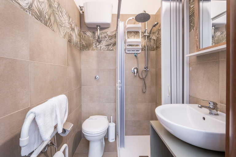 Bathroom 4, Rooms Piramide, Rome