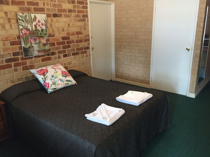 Bedroom 4, Travellers Rest Motel, Mundaring