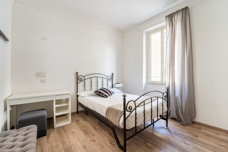 Bedroom 4, Rooms Piramide, Roma