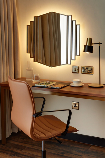 Others 5, Brama, London