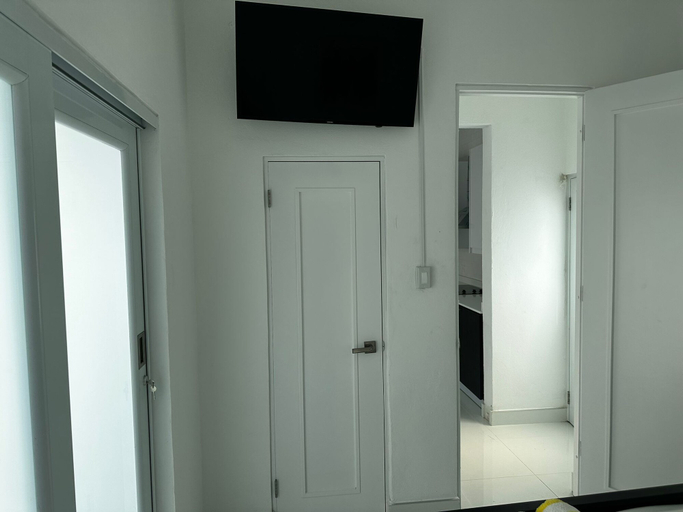 Room 3, Gorgeous 1-Bedroom Beachside Suite