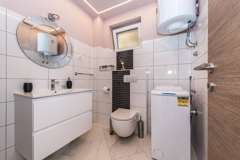 Bathroom 4, Good Life, Luxury Seafront Apartment, Preko