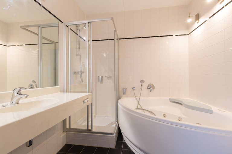 Bathroom 5, Amrâth Hotel Alkmaar, Alkmaar