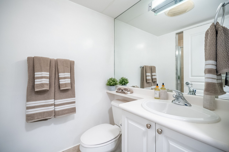 Bathroom 3, Yonge Street Downtown Toronto Condos, Toronto