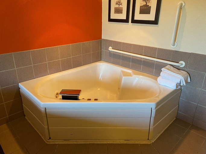 Bathroom 4, AmericInn by Wyndham Minocqua, Oneida