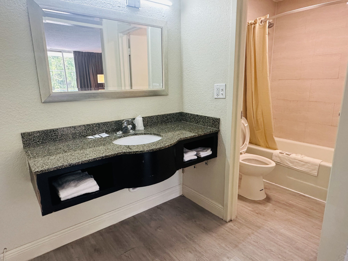 Bathroom 4, Rodeway Inn Silver Springs - Ocala East, Marion