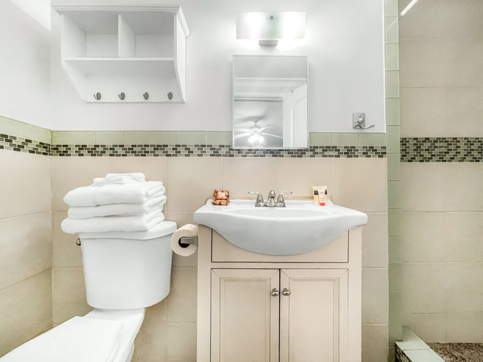 Bathroom 3, The oasis, Broward