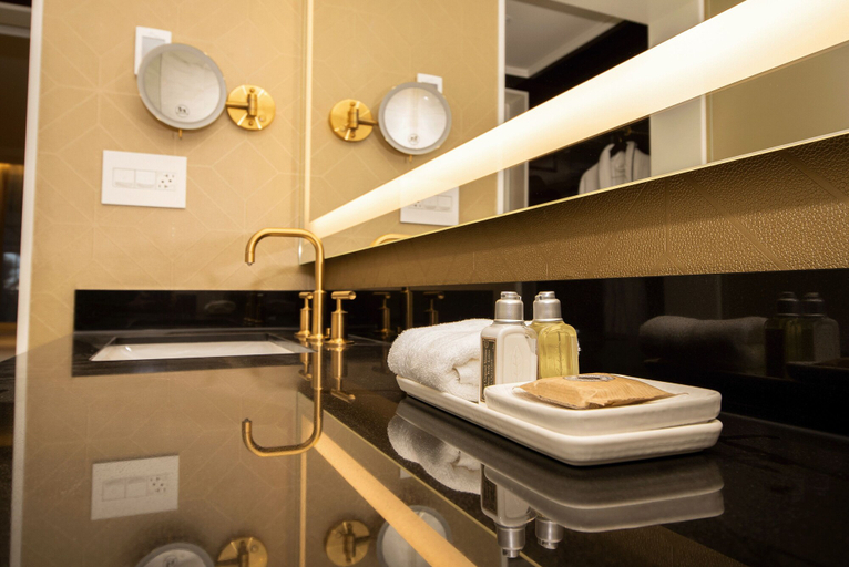 Bathroom 4, AZUR Legacy Collection Hotel, Greater Vancouver