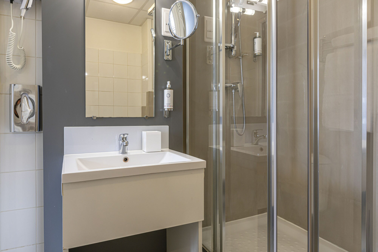 Bathroom 4, Splendid Hotel, Paris