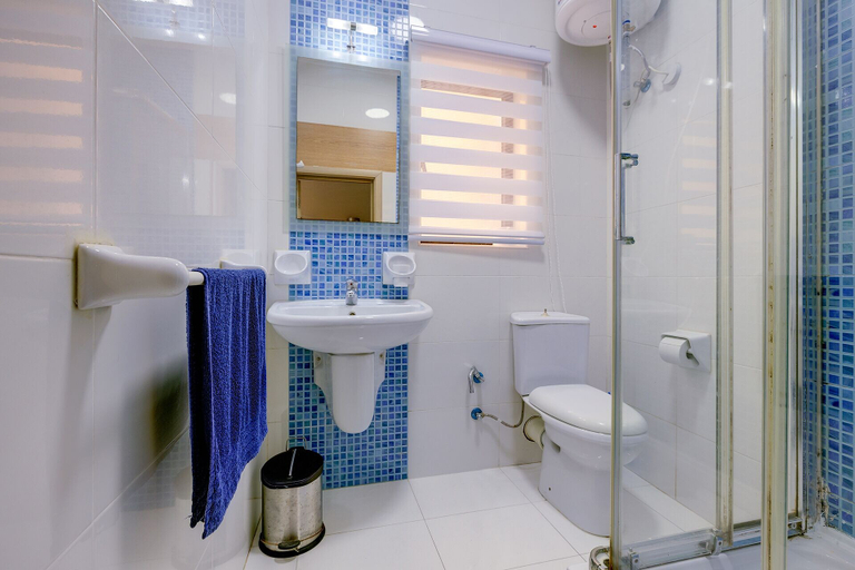 Bathroom, Cosy Apartment Steps From the Promenade