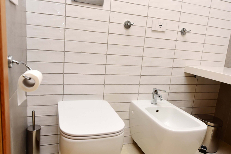 Bathroom 3, Torre Difyos, Salerno