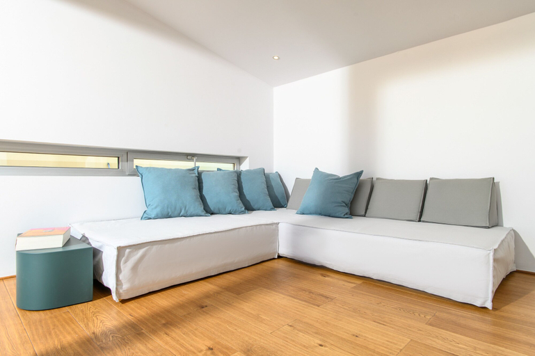 Others 5, Premier Artful City Loft with Terrace, Crete