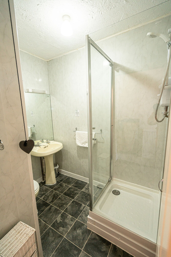 Bathroom 5, Can-Y-Bae, Conwy
