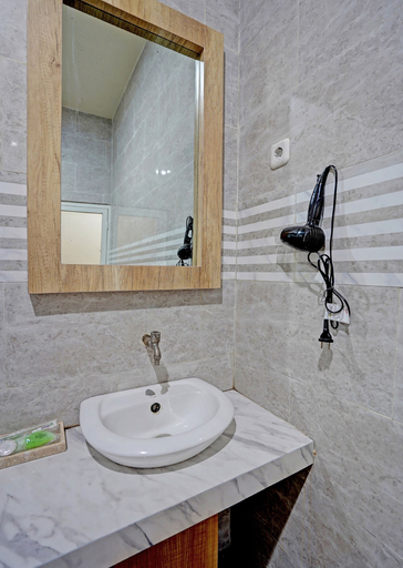 Bathroom 3, OYO 91997 Edhotel Smk Models Syariah, Banyuwangi