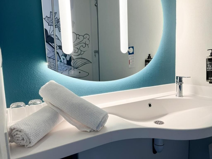 Bathroom 4, ibis Budget Carcassonne-La Cité, Aude