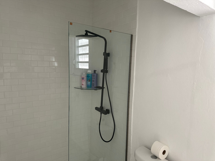 Bathroom 5, Gorgeous 1-Bedroom Beachside Suite