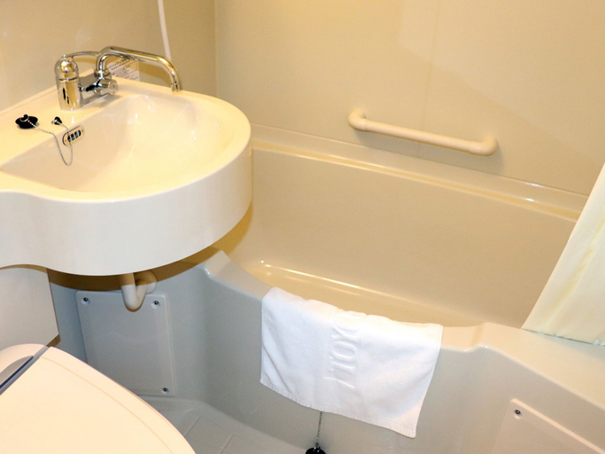 Bathroom 4, Toyoko Inn Osaka Bentencho, Osaka