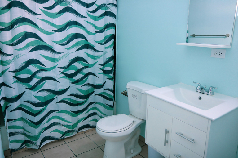 Bathroom 3, Mavs Combate Beach Club