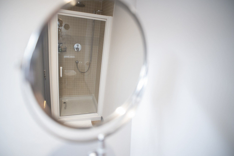 Bathroom 3, The Albert Arms, Surrey