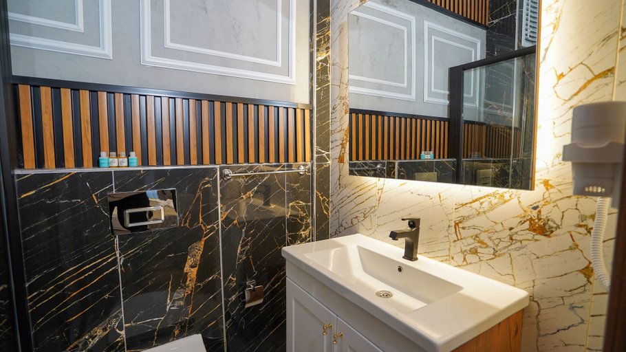 Bathroom 5, Fidan City Hotel, Beyoğlu