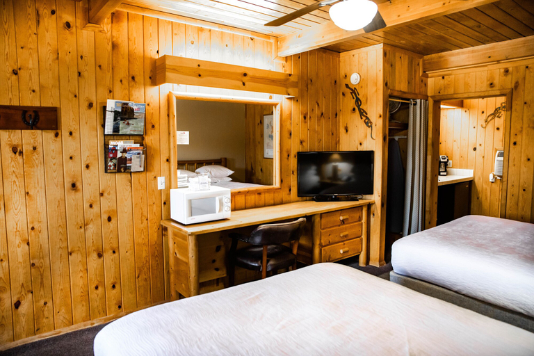 Bedroom 2, Big Horn Lodge, Grand