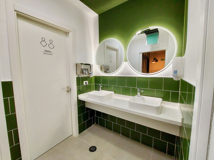 Bathroom 3, Atypicap Capsule Hostel, Santa Cruz de Tenerife