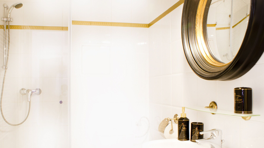 Bathroom, Milford Suites, Budapesti