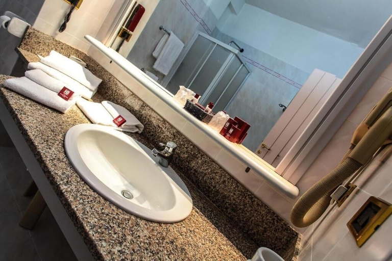 Bathroom 5, Hotel Grazia Deledda, Sassari