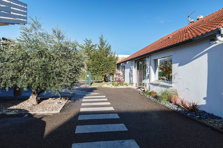 Exterior & Views 30