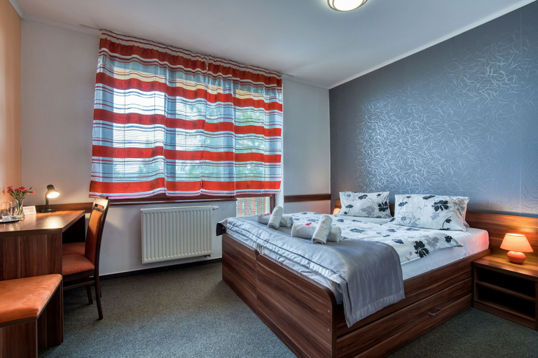 Bedroom 4, Hotel Avalanche, Poprad