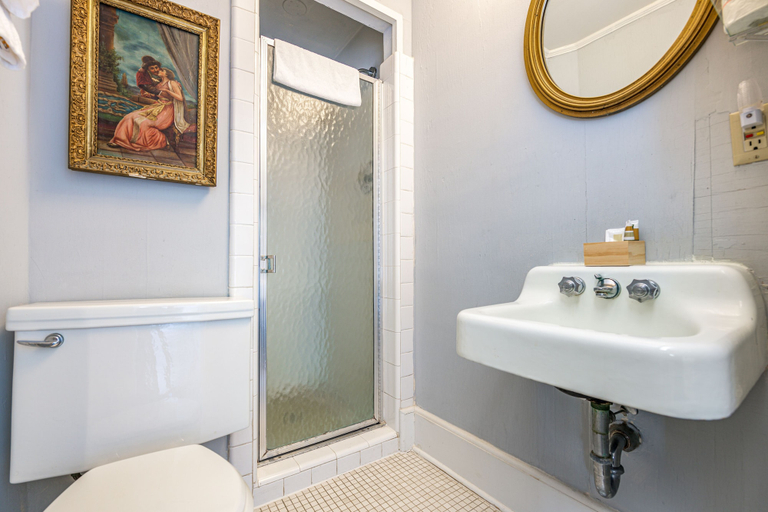 Bathroom 4, Wayside Inn, Frederick