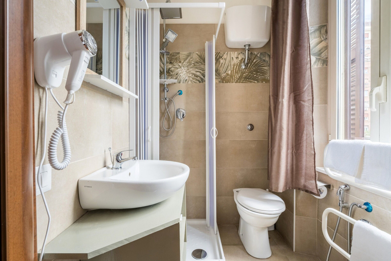 Bathroom, Rooms Piramide, Roma