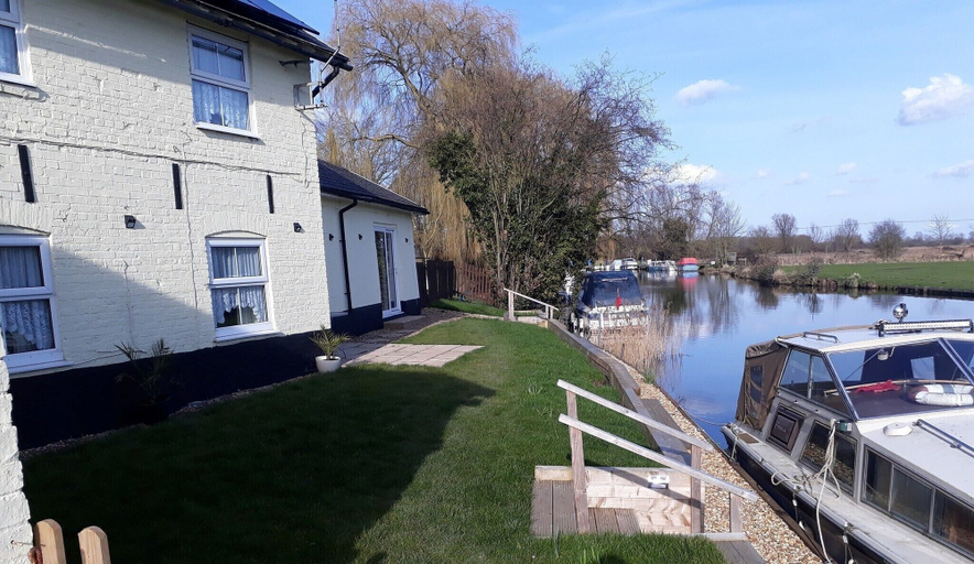 Exterior & Views 2, Cottage - Sleeps 3, Parking & Fishing, Cambridgeshire