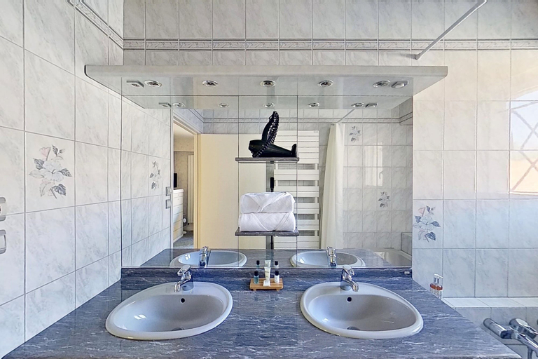 Bathroom 5, Les Jardins de la Muse / BnB maison d'hôte, piscine couverte et spa, Loire-Atlantique