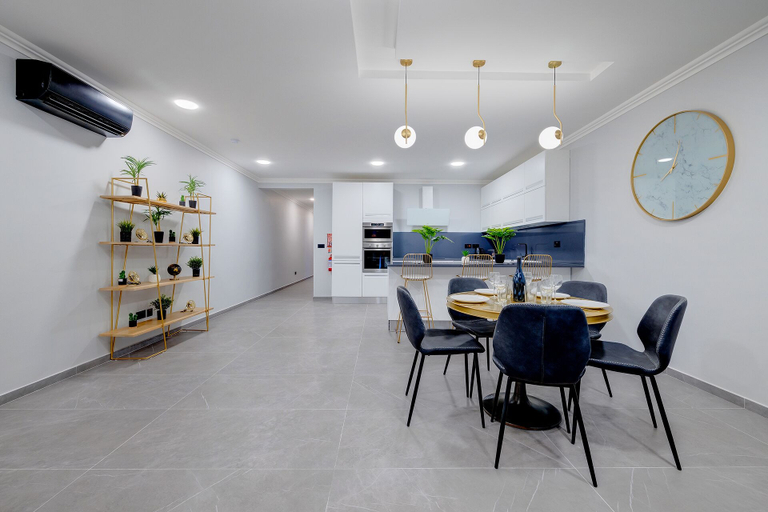 Food & Drinks, Art Deco Luxury Apartment, Central Location