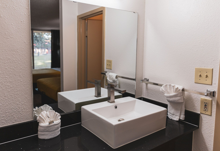 Bathroom, Express Inn & Suites, Anderson
