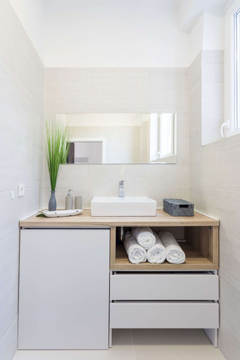 Bathroom 5, Bright and Modern Main Square Studio, Zagreb