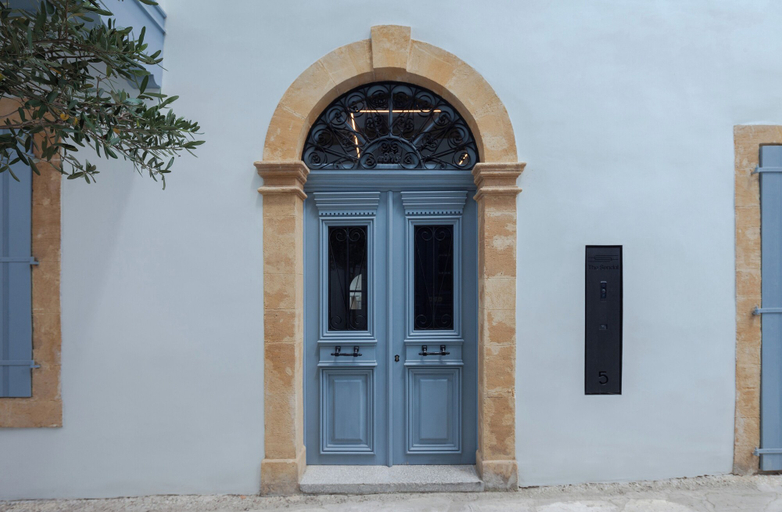 Exterior & Views