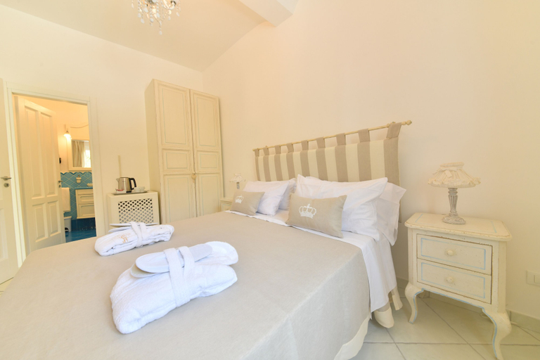 Bedroom 3, Queen Suite, Napoli