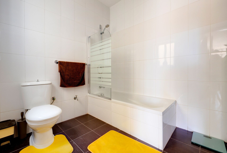 Bathroom, Cosy 1BR Penthouse Close to the Promenade