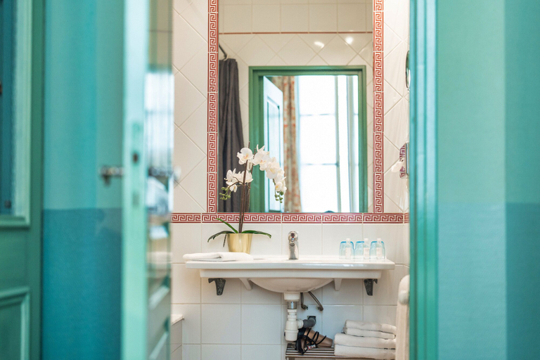 Bathroom 4, Garlande Hotel Avignon Centre, Vaucluse