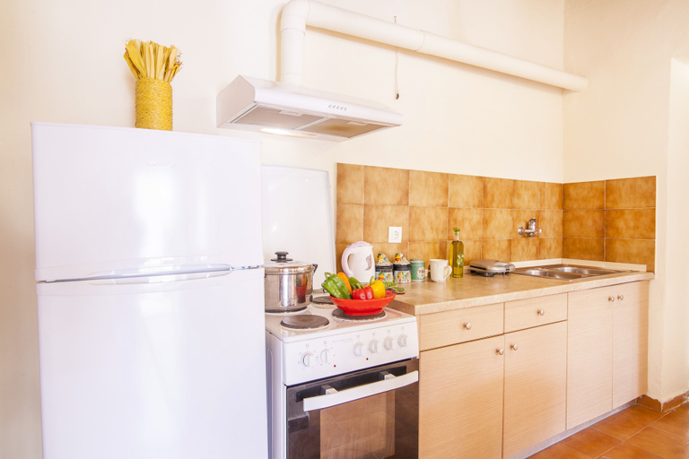 Private kitchen, Old Barber Shop by Konnect, 1,2km from Dassia beach, Ionian Islands