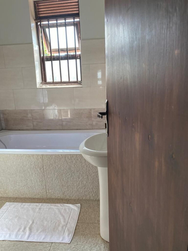Bathroom 3, Golden Cherries Guest House, Jinja